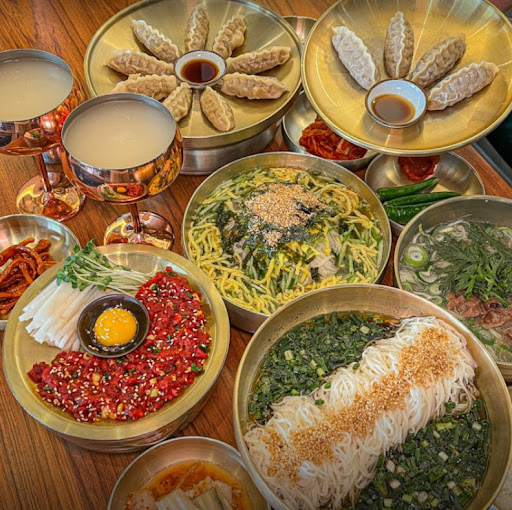 한돈 비빔 메밀면, 부자면 본점의 특제 비빔소스와 국내산 한돈으로 매콤 달콤한 맛 즐기기